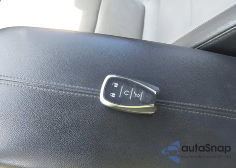 2018 Chevrolet Equinox Premier z USA, uszkodzony, nr VIN 2GNAXMEV4J6302189